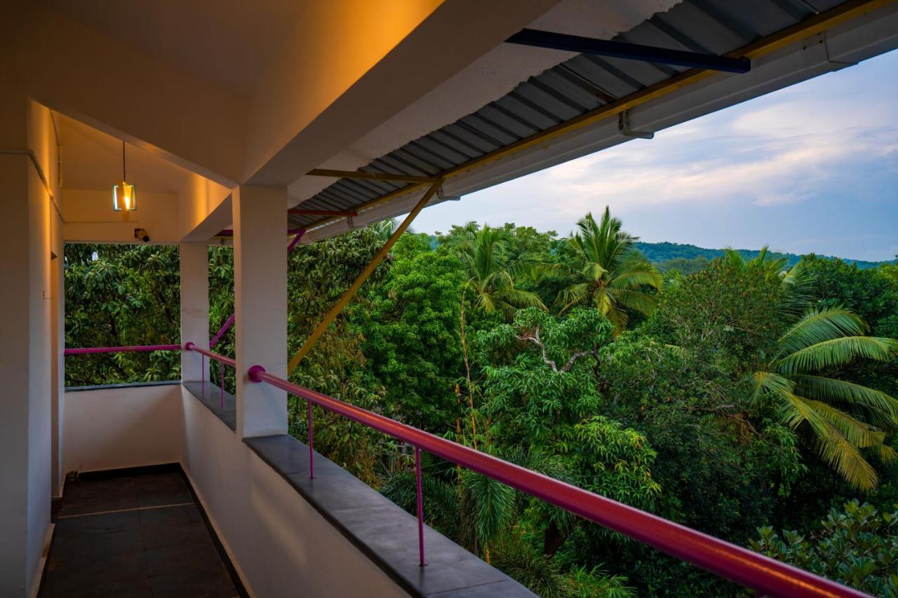 Gostops Plus Goa Vagator Goa Velha Exterior foto