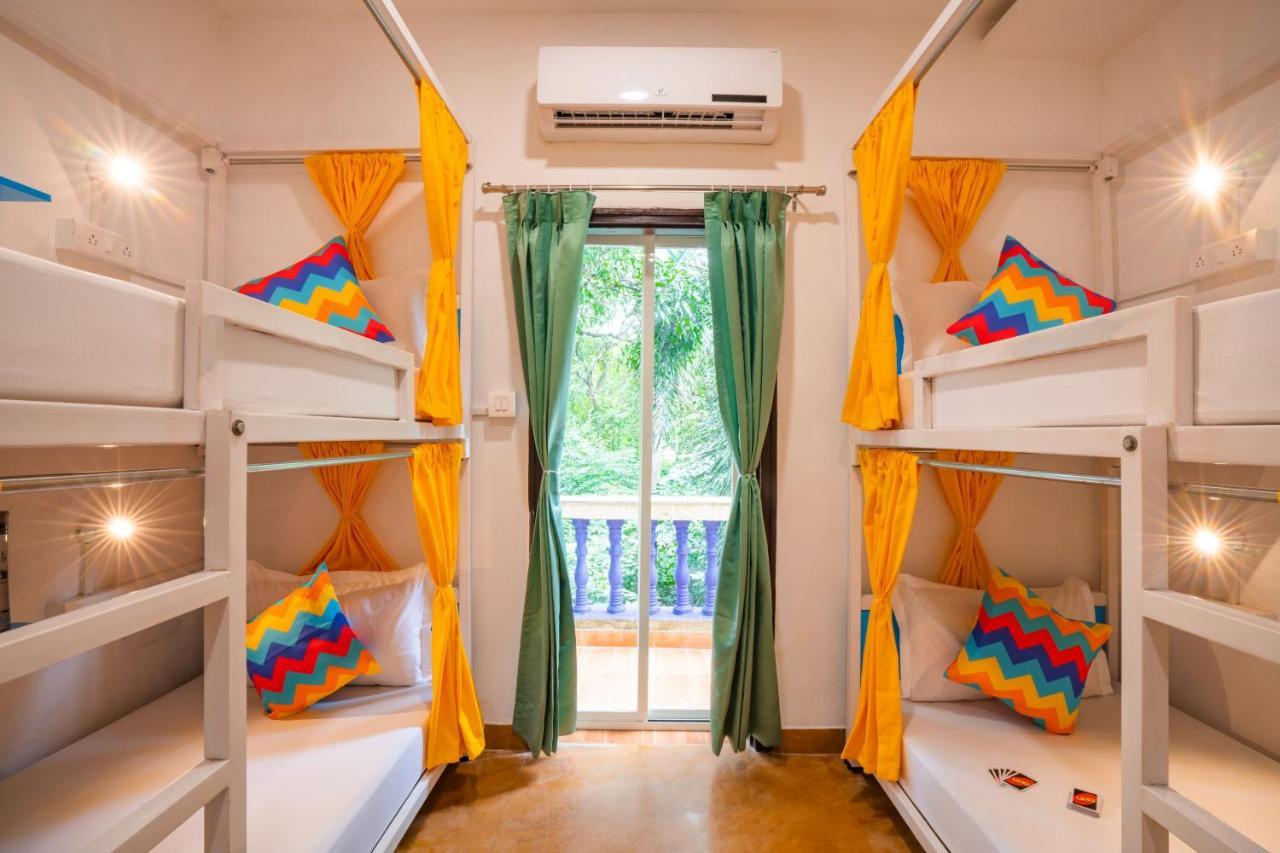 Gostops Plus Goa Vagator Goa Velha Exterior foto